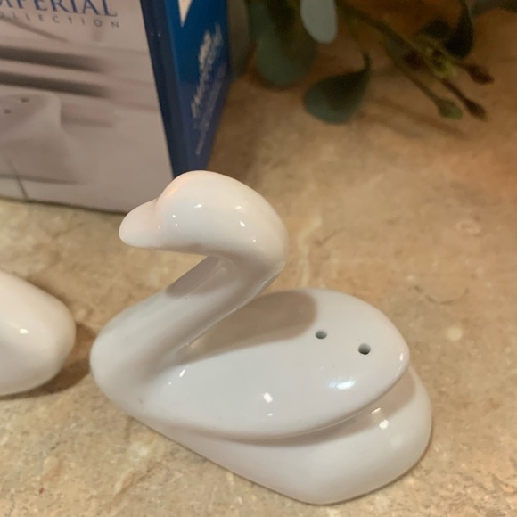 IMPERIAL COLLECTION FINE PORCELAIN SALT & PEPPER SET NIB - Picture 3 of 8